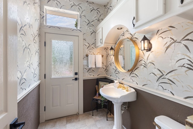 63 N Wooded Brook Cir, The Woodlands, TX 77382 - bathroom with wallpapered walls and toilet