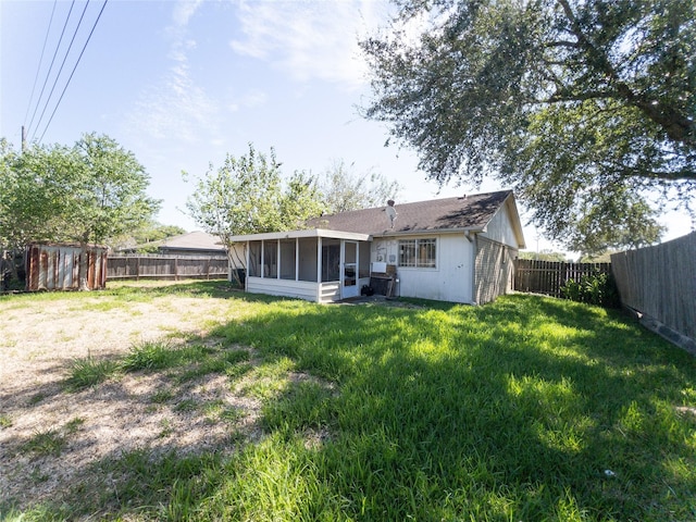 2907 Helmsley Dr, Pearland, TX 77584 - back of property with a sunroom
