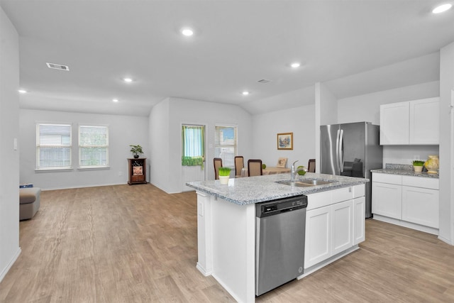 127 Barton Creek Dr, Huntsville, TX 77340 - kitchen with appliances with stainless steel finishes, a sink, open floor plan, light wood-style floors, and an island with sink