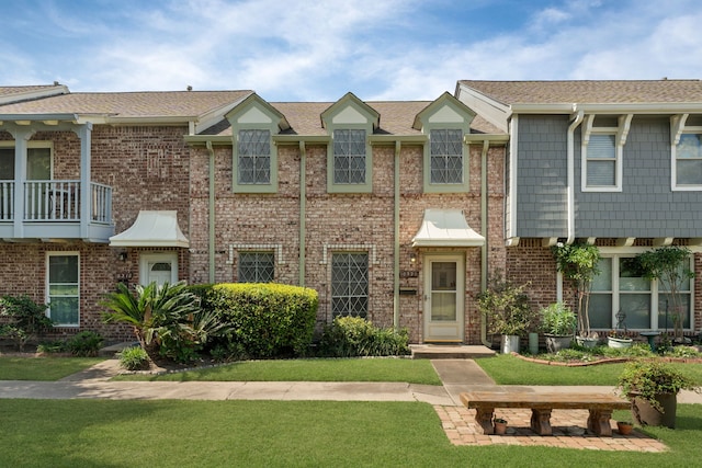 10320 Hammerly Blvd Unit 171, Houston, TX 77043 - townhome / multi-family property featuring a front lawn and brick siding