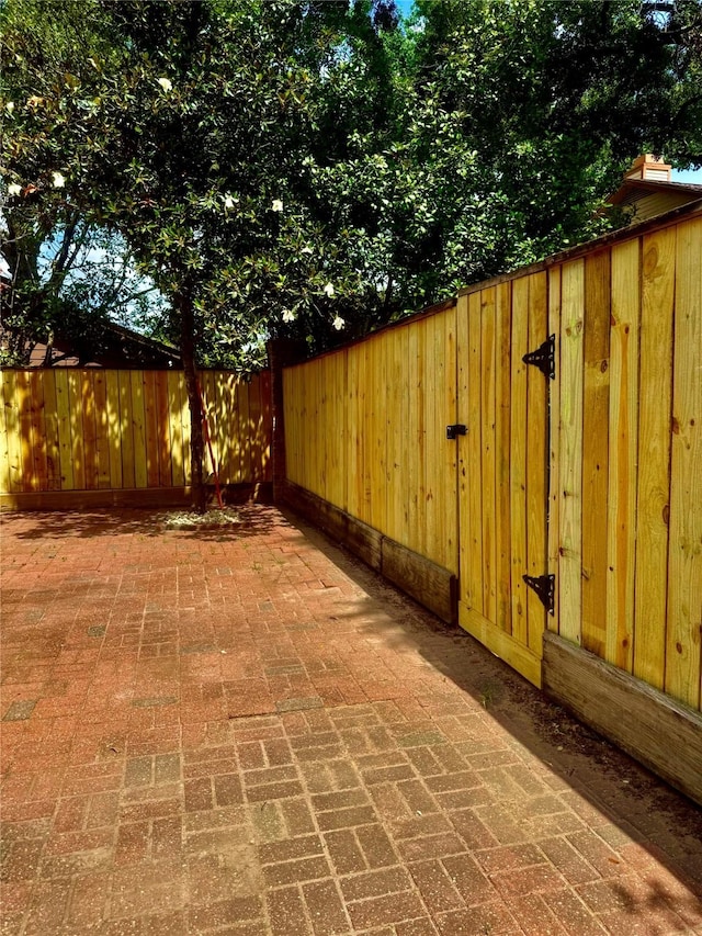 8007 E Oakwood Ct, Houston, TX 77040 - view of patio / terrace