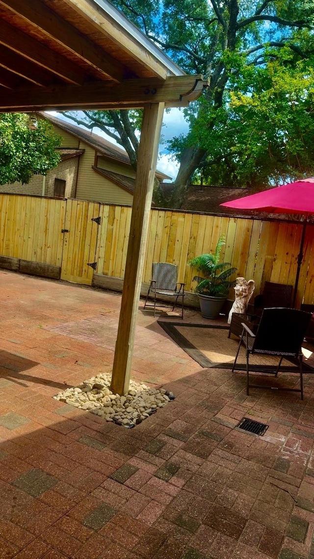8007 E Oakwood Ct, Houston, TX 77040 - view of patio