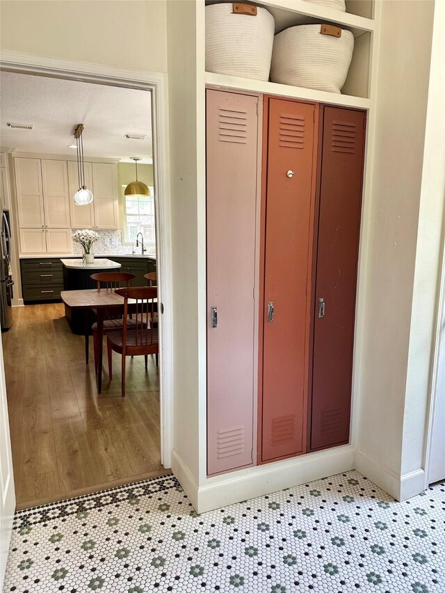 1017 Oak Knoll Ct, Sugar Land, TX 77498 - closet with a sink