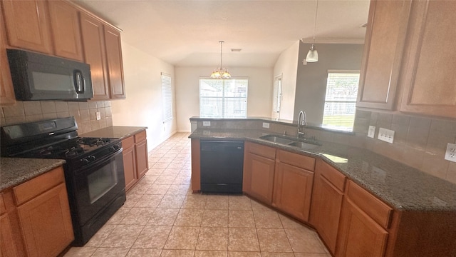 10208 Forest Spring Ln, Pearland, TX 77584 - kitchen with black appliances, a sink, a peninsula, tasteful backsplash, and a chandelier