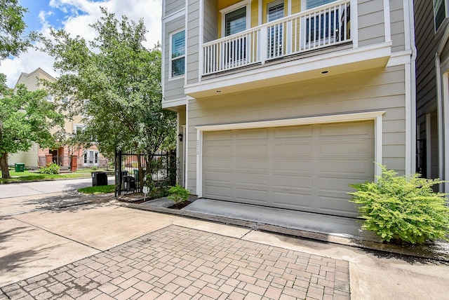 2213 Bellefontaine St, Houston, TX 77030 - garage featuring decorative driveway