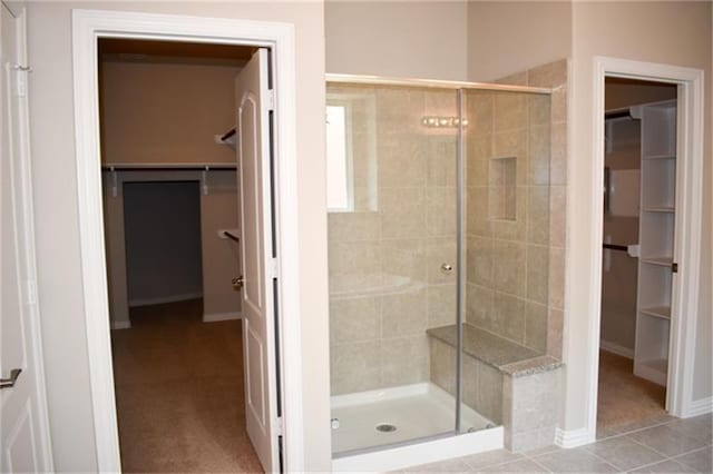 811 River Delta Ln, Rosenberg, TX 77469 - bathroom featuring a shower stall and a spacious closet