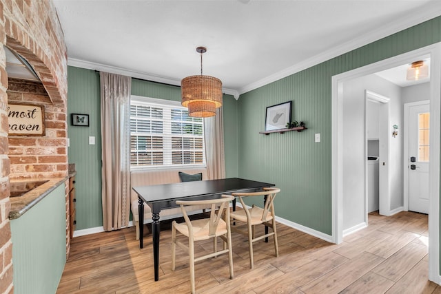 16310 Sir William Dr, Spring, TX 77379 - dining room featuring baseboards, light wood-style floors, crown molding, and a chandelier