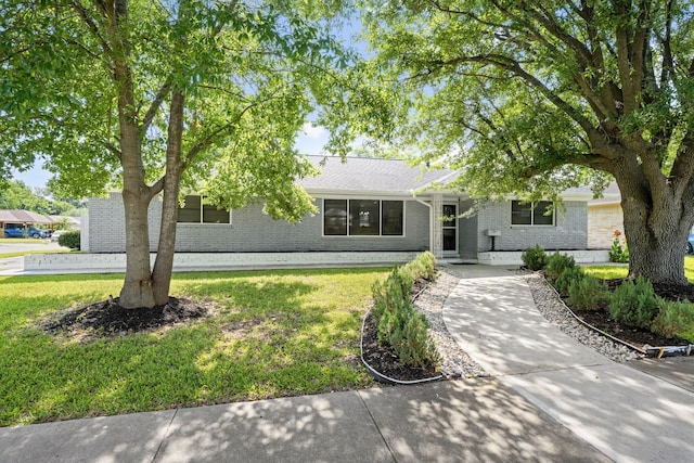 2701 Oaks Dr, Pasadena, TX 77502 - view of front of house featuring brick siding and a front yard