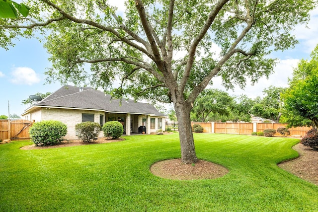 51 Northwood Ct, Lake Jackson, TX 77566 - view of yard featuring a gate