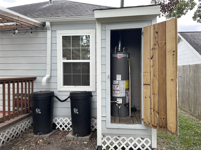 2044 Des Jardines St, Houston, TX 77023 - wooden deck featuring gas water heater