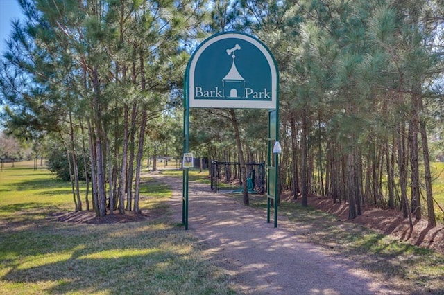 9607 Woodcliff Lake Dr, Spring, TX 77379 - view of home's community featuring a lawn