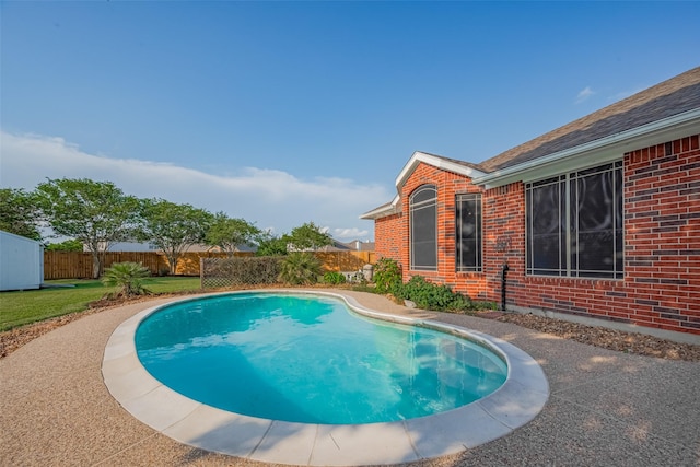 13409 Timberoak Ct, Rosharon, TX 77583 - view of swimming pool featuring a fenced backyard