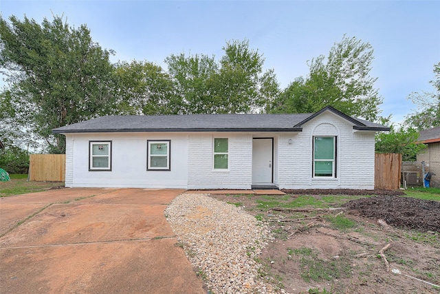 12111 Jutland Rd, Houston, TX 77048 - ranch-style house featuring concrete driveway