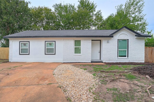 12111 Jutland Rd, Houston, TX 77048 - ranch-style home featuring a shingled roof