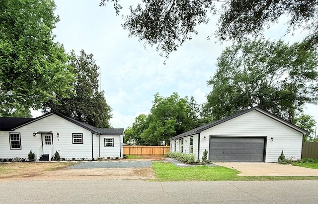 115 Penick Rd, Waller, TX 77484 - ranch-style home with entry steps and a garage