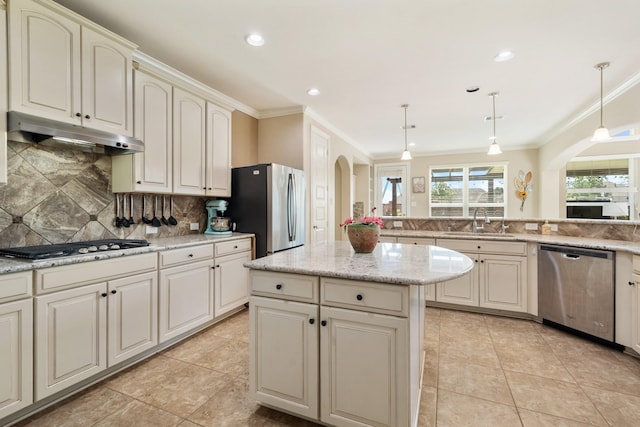25611 Kearsley Dr, Katy, TX 77494 - kitchen with stainless steel appliances, arched walkways, a sink, under cabinet range hood, and cream cabinetry