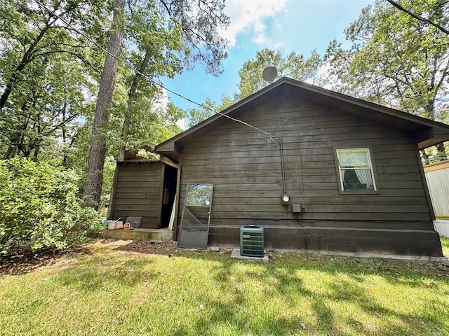 1347 Cardinal Ln, Trinity, TX 75862 - rear view of property featuring central air condition unit and a yard