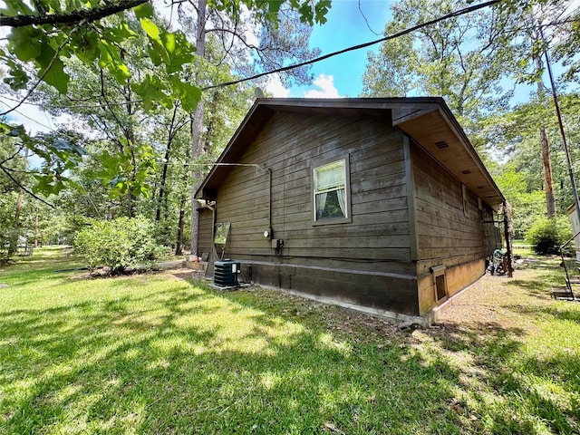 1347 Cardinal Ln, Trinity, TX 75862 - view of side of home with a yard