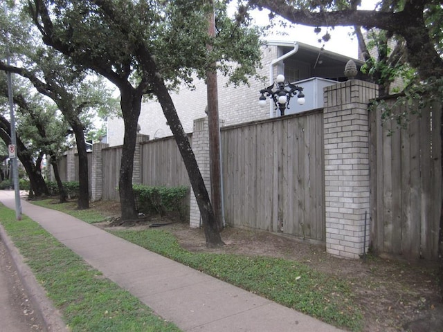 9797 Leawood Blvd Unit 1411, Houston, TX 77099 - view of property exterior featuring brick siding
