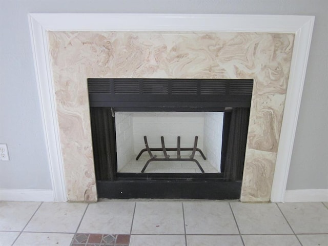 9797 Leawood Blvd Unit 1411, Houston, TX 77099 - detailed view of a fireplace with flush hearth and baseboards