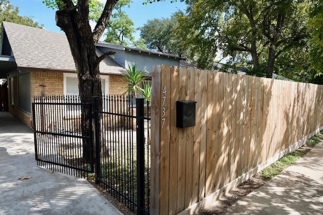 4737 Jefferson St, Houston, TX 77023 - gate featuring a fenced front yard