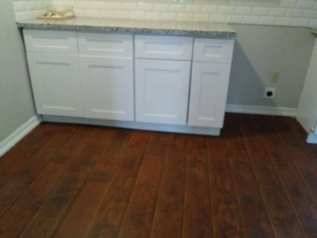 2152 William Tell St, Houston, TX 77093 - detailed view of wood finished floors, baseboards, and tasteful backsplash