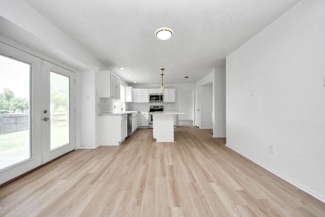 3223 Deer Valley Dr, Spring, TX 77373 - kitchen with stainless steel appliances, light countertops, light wood-type flooring, a sink, and baseboards