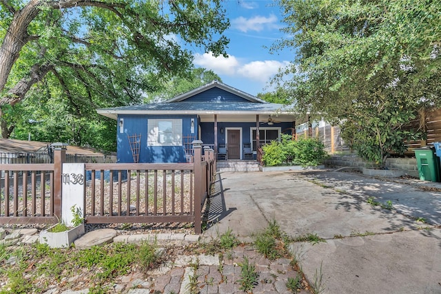 1138 Northwestern Ave, Austin, TX 78702 - view of front facade featuring covered porch, ceiling fan, and a fenced front yard