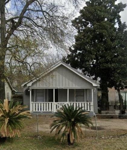 4114 Averill St, Houston, TX 77009 - bungalow-style home with a porch