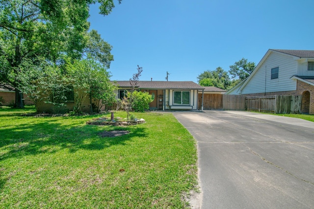725 Cedar Lawn Dr, Alvin, TX 77511 - photo 1