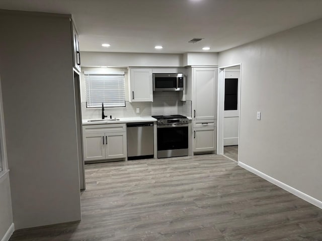 3706 Galway Ln, Houston, TX 77080 - kitchen with stainless steel appliances, a sink, decorative backsplash, baseboards, and recessed lighting