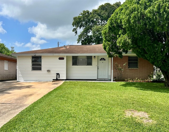3134 7th Ave N, Texas City, TX 77590 - ranch-style home with a front yard and brick siding