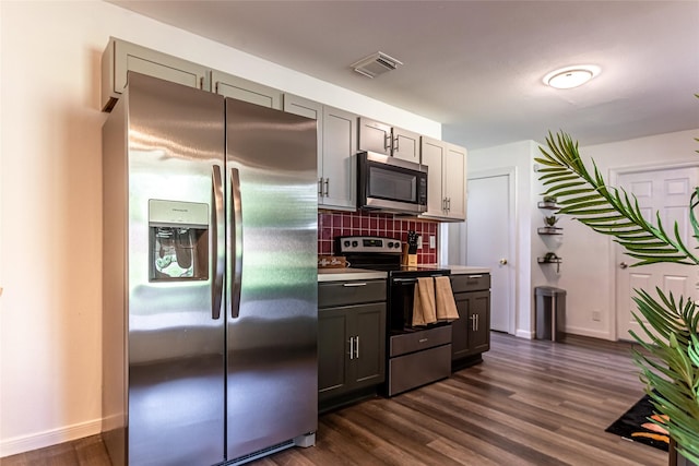 15135 Kamary Ln, San Antonio, TX 78247 - kitchen featuring stainless steel appliances, backsplash, dark wood-style flooring, and baseboards