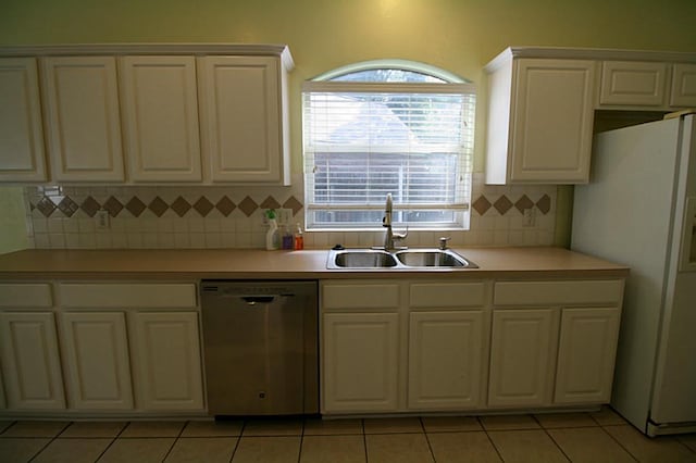 105 N Hollylaurel Cir, The Woodlands, TX 77382 - kitchen with dishwasher, freestanding refrigerator, a sink, and light countertops