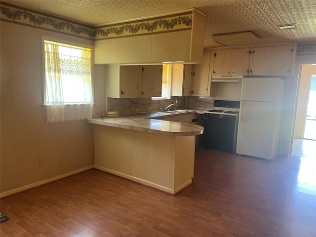 2991 Mimosa Ln, Huntsville, TX 77320 - kitchen with freestanding refrigerator, gas range oven, under cabinet range hood, healthy amount of natural light, and an ornate ceiling