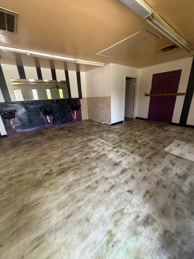 8008 De Priest St, Houston, TX 77088 - view of garage