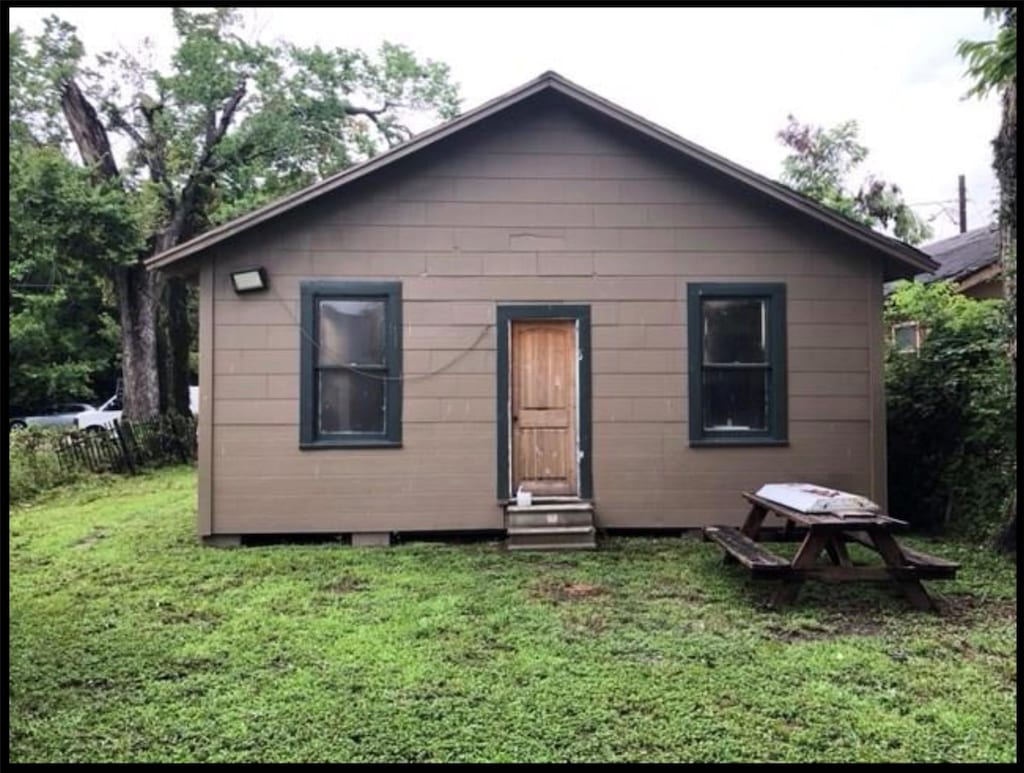 2826 Drew St, Houston, TX 77004 - rear view of house with a lawn and entry steps