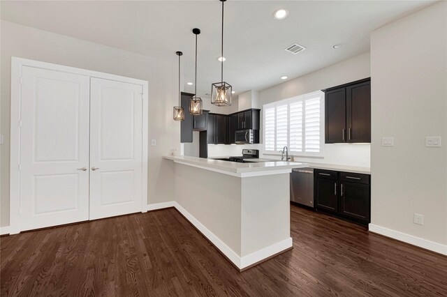 1210 Cedarpost Tree Springs Pl Unit P, Houston, TX 77055 - kitchen with stainless steel appliances, a peninsula, dark wood-style floors, light countertops, and baseboards