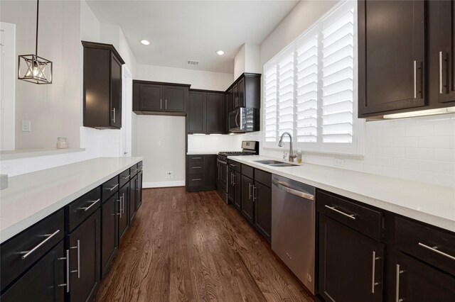 1210 Cedarpost Tree Springs Pl Unit P, Houston, TX 77055 - kitchen with stainless steel appliances, a sink, dark wood-style floors, light countertops, and backsplash