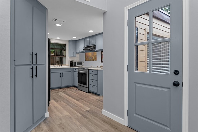 4220 Kenbrook Dr, Nacogdoches, TX 75965 - kitchen featuring stainless steel electric range oven, gray cabinetry, under cabinet range hood, light wood finished floors, and a sink