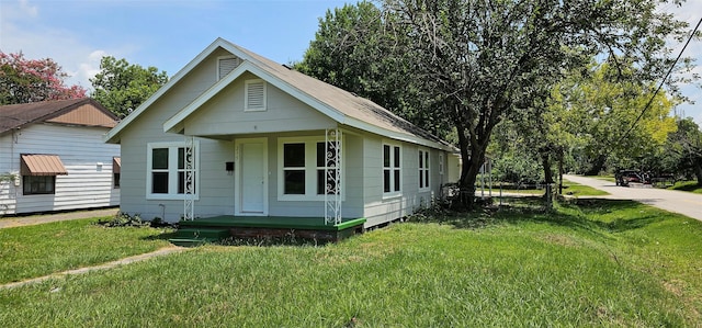215 San Jacinto St, Highlands, TX 77562 - view of front of home with a front yard