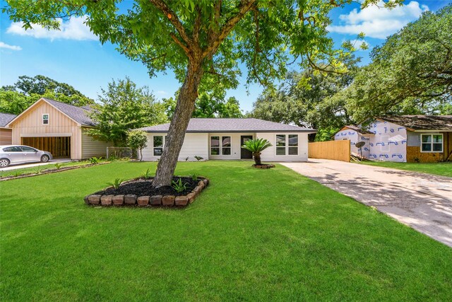 3630 Alsace St, Houston, TX 77021 - view of front of property featuring concrete driveway