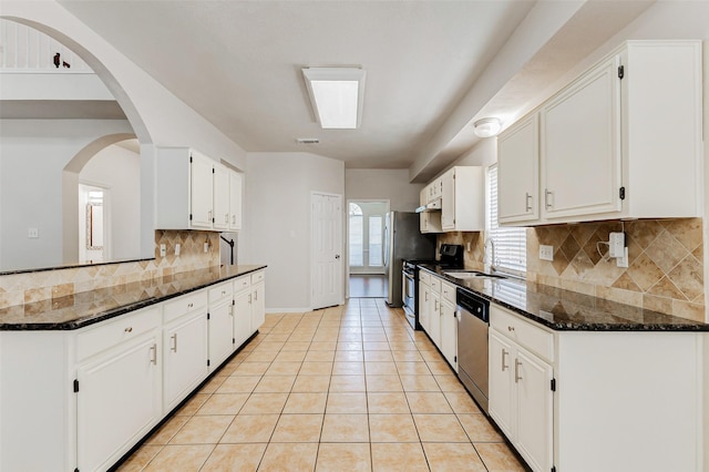 17935 Western Pass Ln, Houston, TX 77095 - kitchen with appliances with stainless steel finishes, a sink, decorative backsplash, and white cabinetry