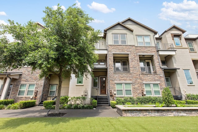 2653 Fountain Key Blvd, Houston, TX 77008 - view of property featuring stone siding, stucco siding, and a front yard