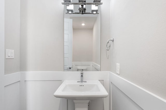 2653 Fountain Key Blvd, Houston, TX 77008 - bathroom featuring a sink