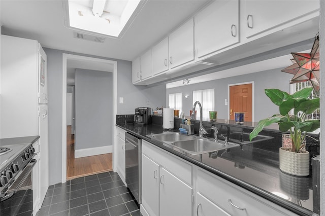 1909 Brun St Unit 17, Houston, TX 77019 - kitchen featuring a sink, dishwasher, black electric range, dark countertops, and white cabinets