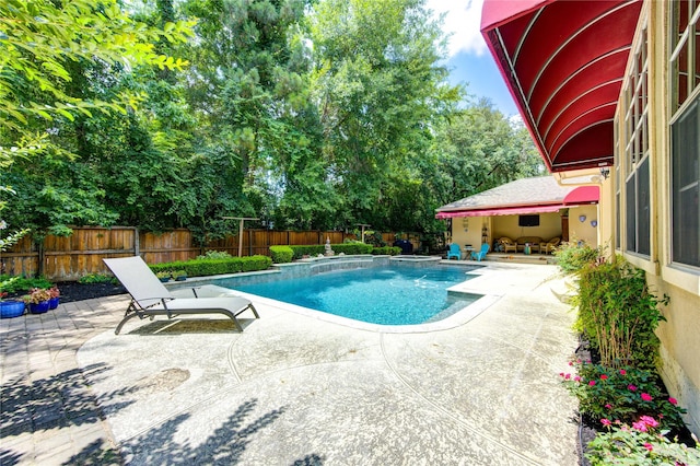 62 W Mirror Ridge Cir, The Woodlands, TX 77382 - view of pool with a patio area, a fenced backyard, and a pool with connected hot tub