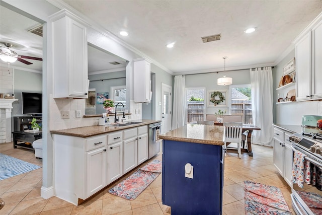 10010 Silverwood Way, Houston, TX 77070 - kitchen with a sink, appliances with stainless steel finishes, a kitchen island, white cabinets, and crown molding