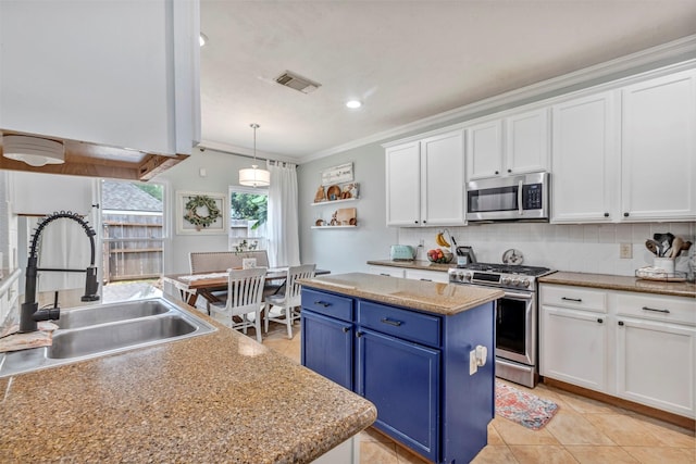 10010 Silverwood Way, Houston, TX 77070 - kitchen featuring appliances with stainless steel finishes, blue cabinetry, a sink, a kitchen island, and ornamental molding