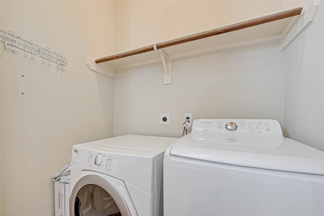 5617 Kiam St Unit A, Houston, TX 77007 - laundry room featuring independent washer and dryer